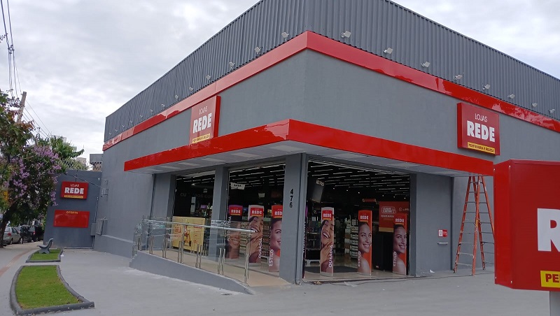 Pintura de fachada nas Lojas Rede 4